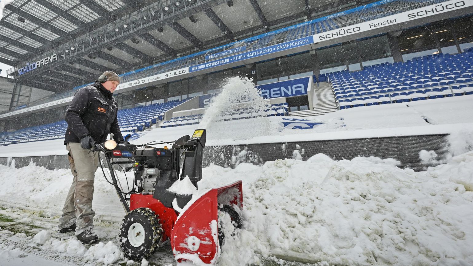 У Німеччині скасували футбольні матчі через сильні снігопади: фото