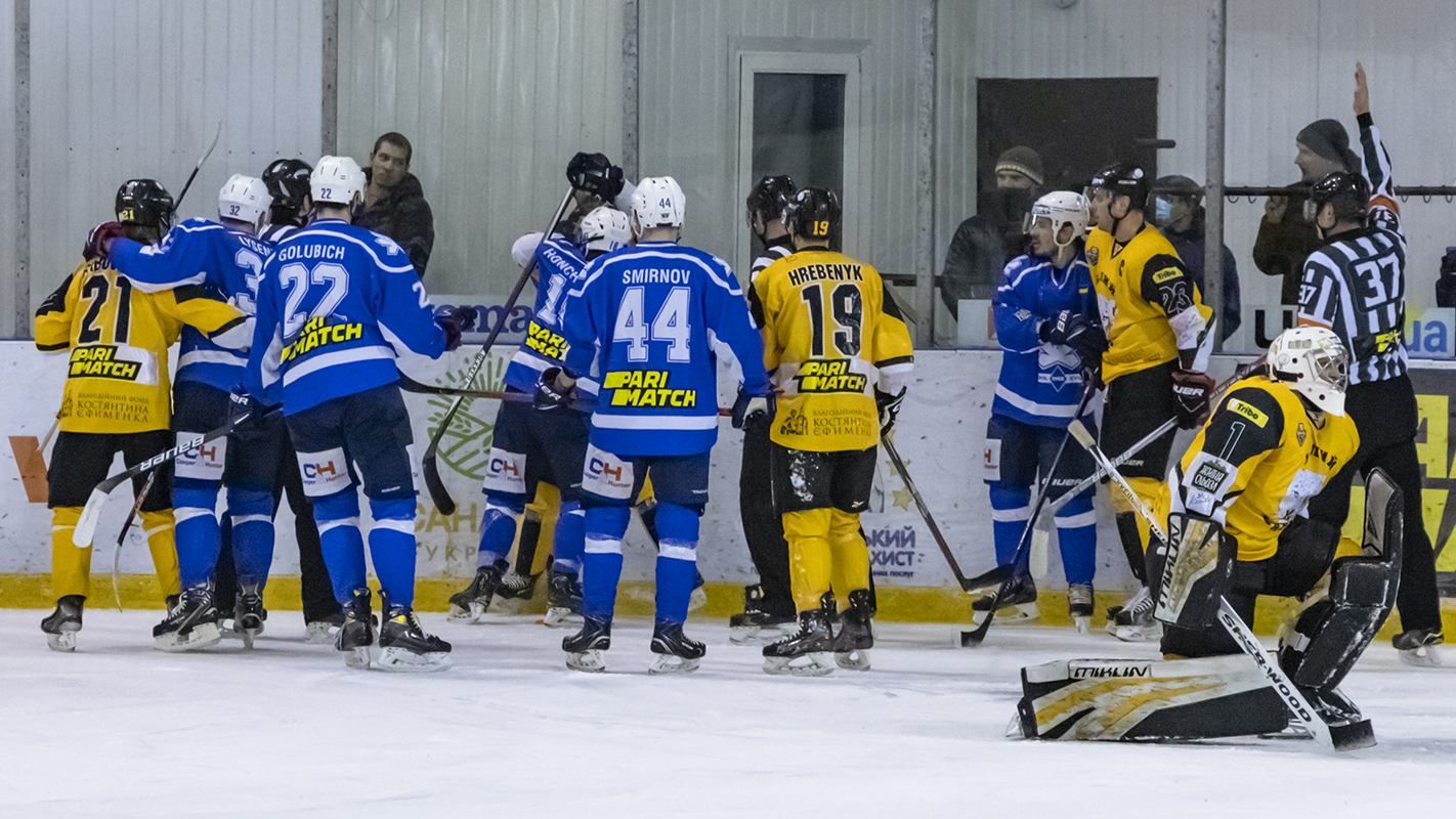 Хоккеисты в киевском дерби устроили драку: видео Хоккеисты в киевском дерби устроили драку: видео