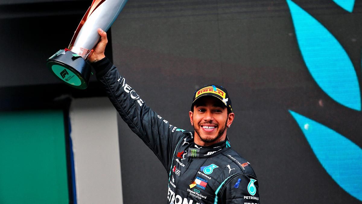 Пілот Формули 1 Льюїс Хемілтон уклав контракт з Mercedes на 2021 рік Пілот Формули 1 Льюїс Хемілтон уклав контракт з Mercedes на 2021 рік