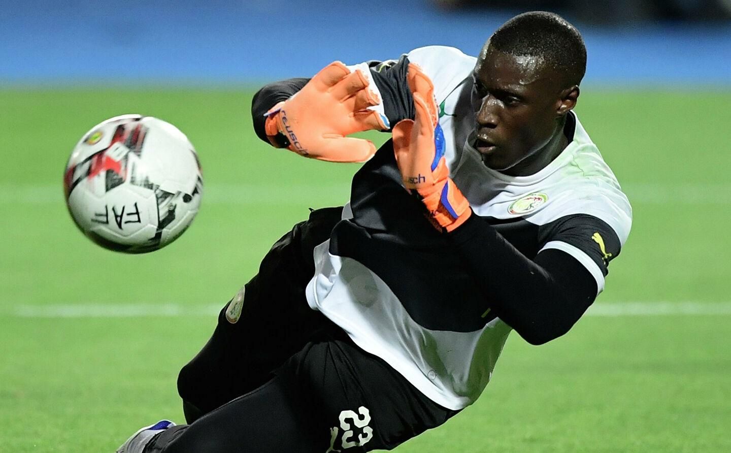 Настоящий герой: вратарь французского клуба четыре раза спас команду за пару секунд – видео Настоящий герой: вратарь французского клуба четыре раза спас команду за пару секунд – видео