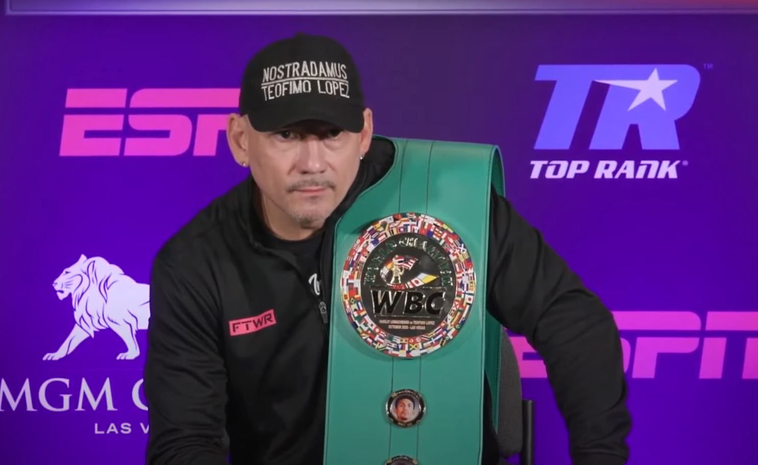 Как Лопес-старший крикнул "Слава Украине" и выпил за Кличко: видео Как Лопес-старший крикнул "Слава Украине" и выпил за Кличко: видео