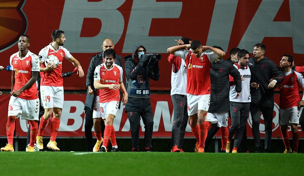 Гравці Браги штовхали машину швидкої прямо під час матчу – відео Гравці Браги штовхали машину швидкої прямо під час матчу – відео