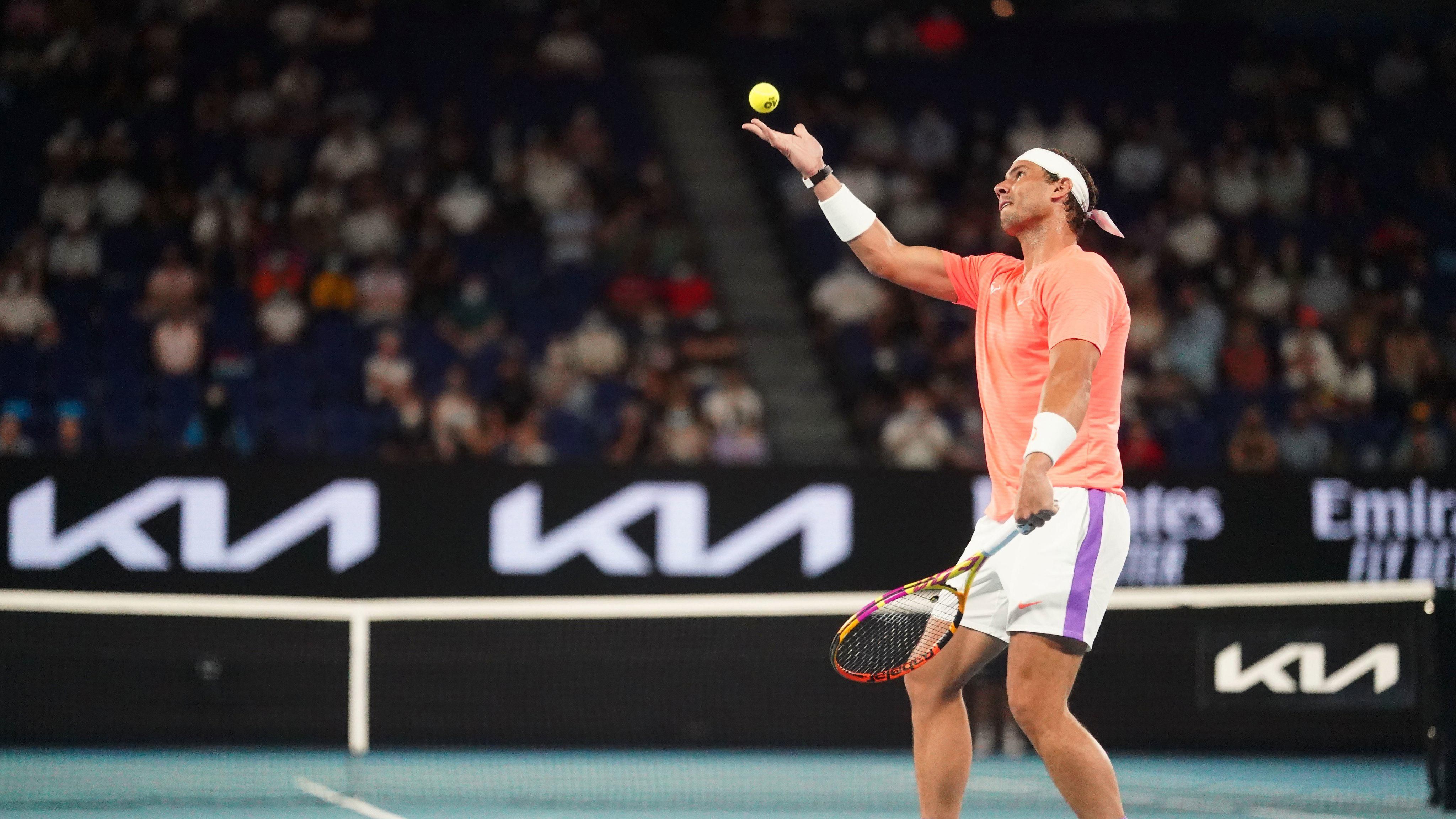 Вболівальниця освистала Рафаеля Надаля та показала йому середній палець під час матчу: відео Вболівальниця освистала Рафаеля Надаля та показала йому середній палець під час матчу: відео