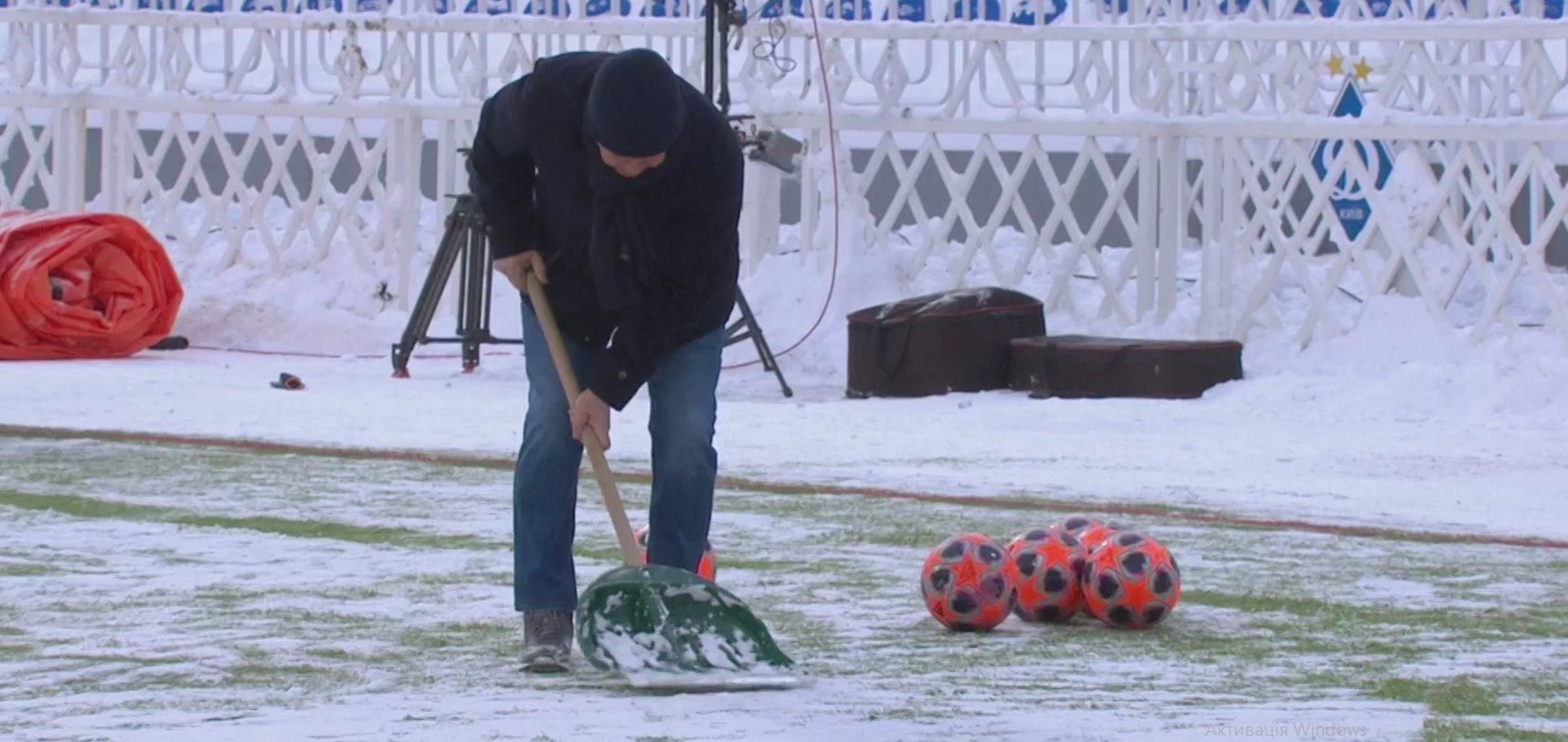 Как Луческу убирал снег на стадионе "Динамо" перед матчем против Олимпика: видео Как Луческу убирал снег на стадионе "Динамо" перед матчем против Олимпика: видео