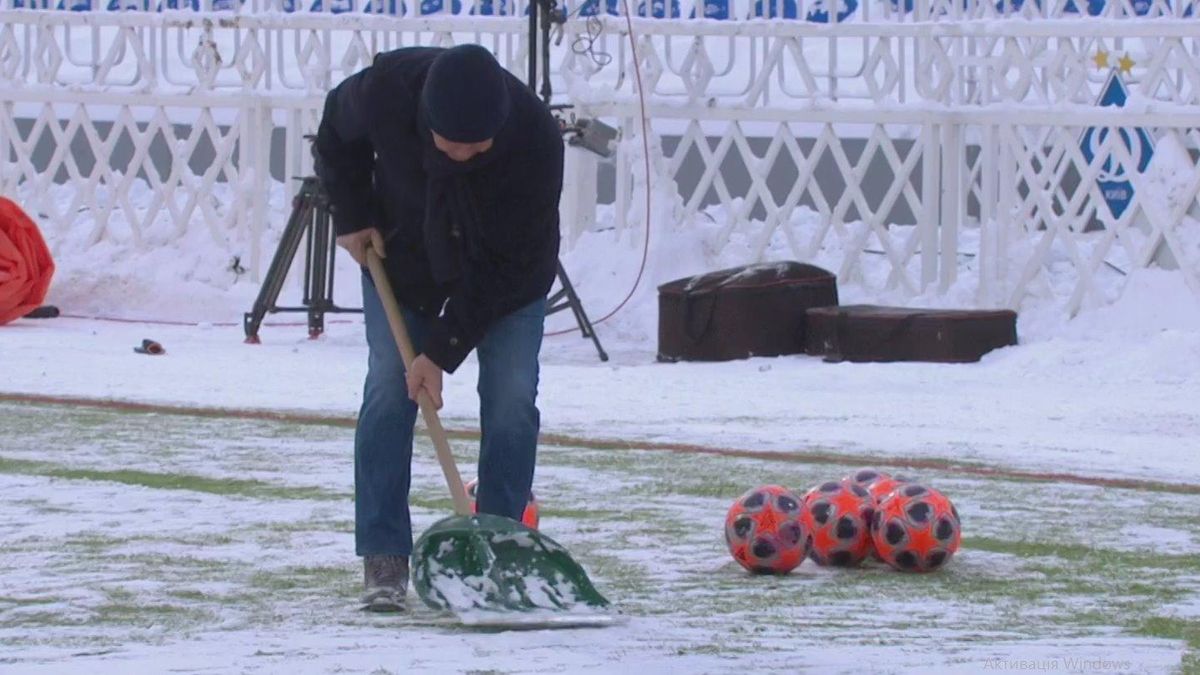 Как Луческу убирал снег на стадионе "Динамо" перед матчем против Олимпика: видео