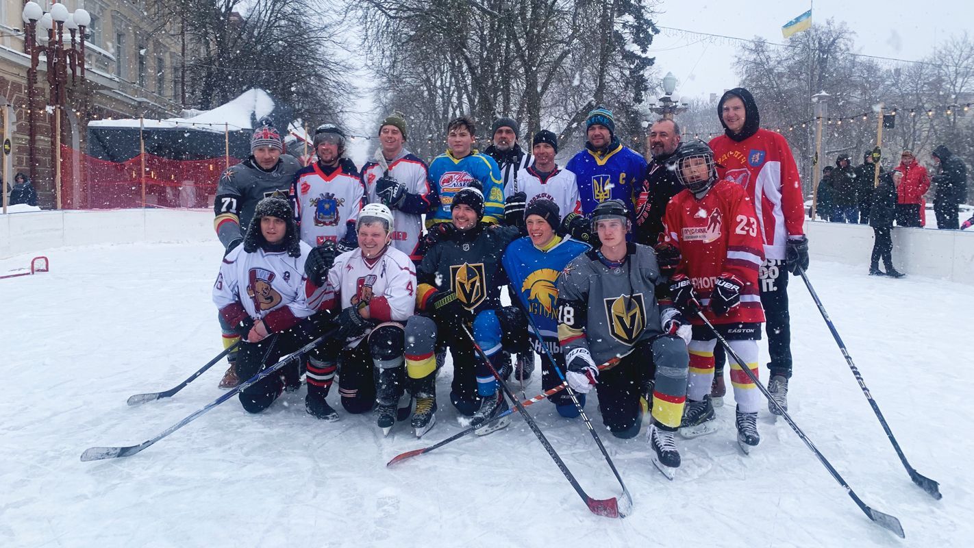 У Тернополі просто неба зірковий хокеїст провів тренування для аматорів