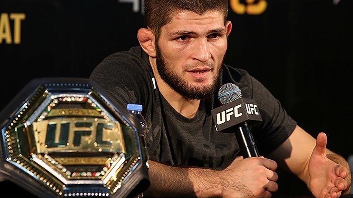 Мбаппе після матчу з Барселоною подарував свою футболку Хабібу: фото Мбаппе після матчу з Барселоною подарував свою футболку Хабібу: фото