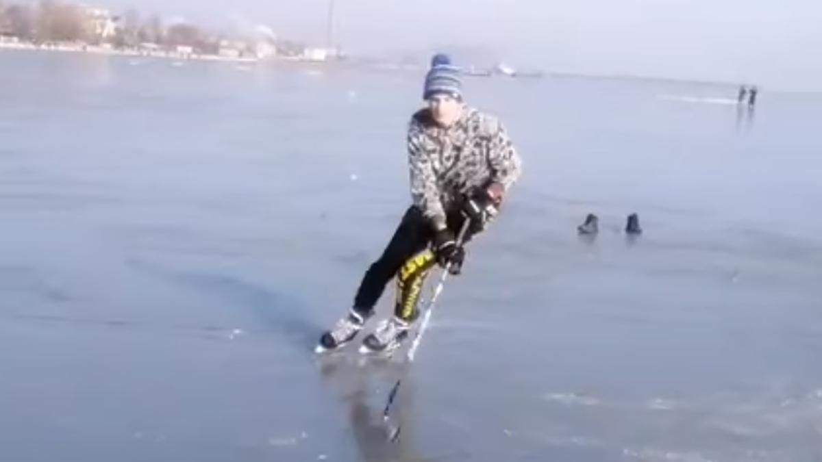 Хоккеисты провели тренировку на замерзшем Азовском море: видео