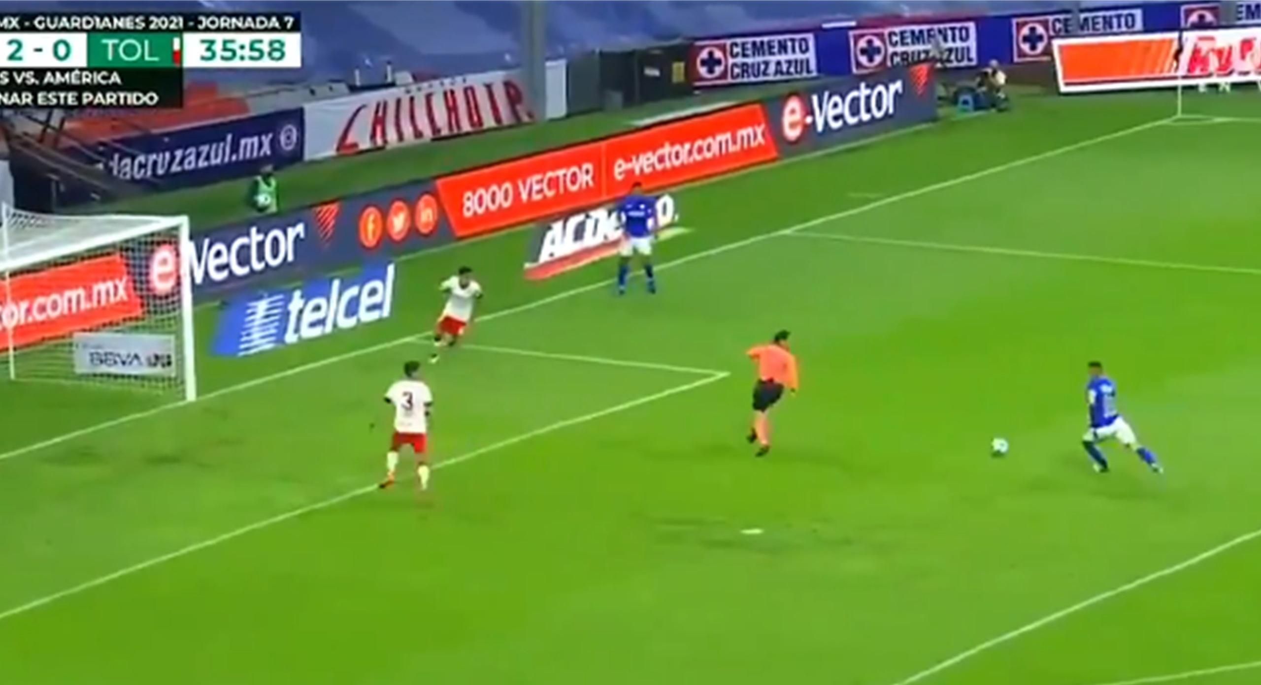 Арбітр кинувся під м'яч перед порожніми воротами – відео Арбітр кинувся під м'яч перед порожніми воротами – відео