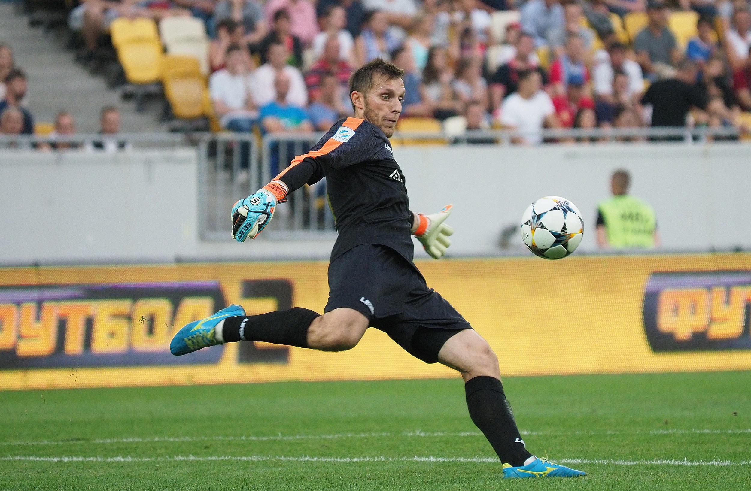 Голкіпер Руху моторошно зіткнувся з футболістом Шахтаря та отримав червону картку: відео Голкіпер Руху моторошно зіткнувся з футболістом Шахтаря та отримав червону картку: відео