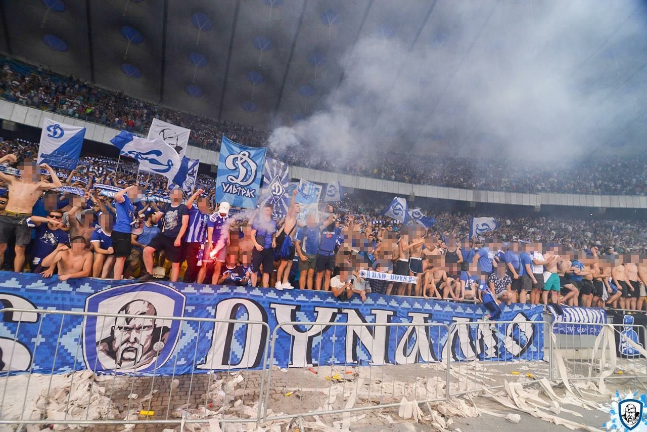 Медведчук на выход, Суркису приготовиться: ультрас вывесили политический баннер на матче Динамо Медведчук на выход, Суркису приготовиться: ультрас вывесили политический баннер на матче Динамо