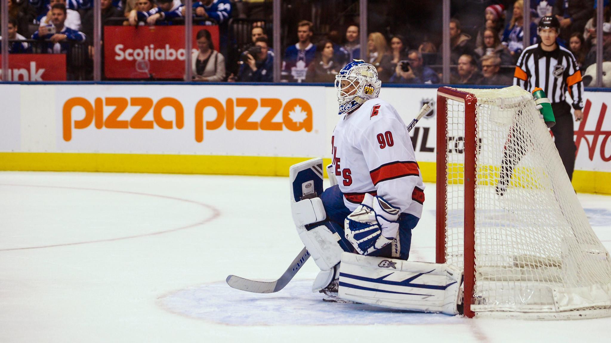 Disney снимет фильм о водителе ледового комбайна, который случайно сыграл в НХЛ и принес победу Disney снимет фильм о водителе ледового комбайна, который случайно сыграл в НХЛ и принес победу