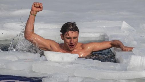 Божевільний світовий рекорд: чеський спортсмен проплив 81 метр під льодом – відео