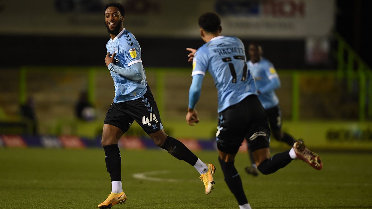 Футболіст в Англії забив скажений гол з центру поля: відео Футболіст в Англії забив скажений гол з центру поля: відео