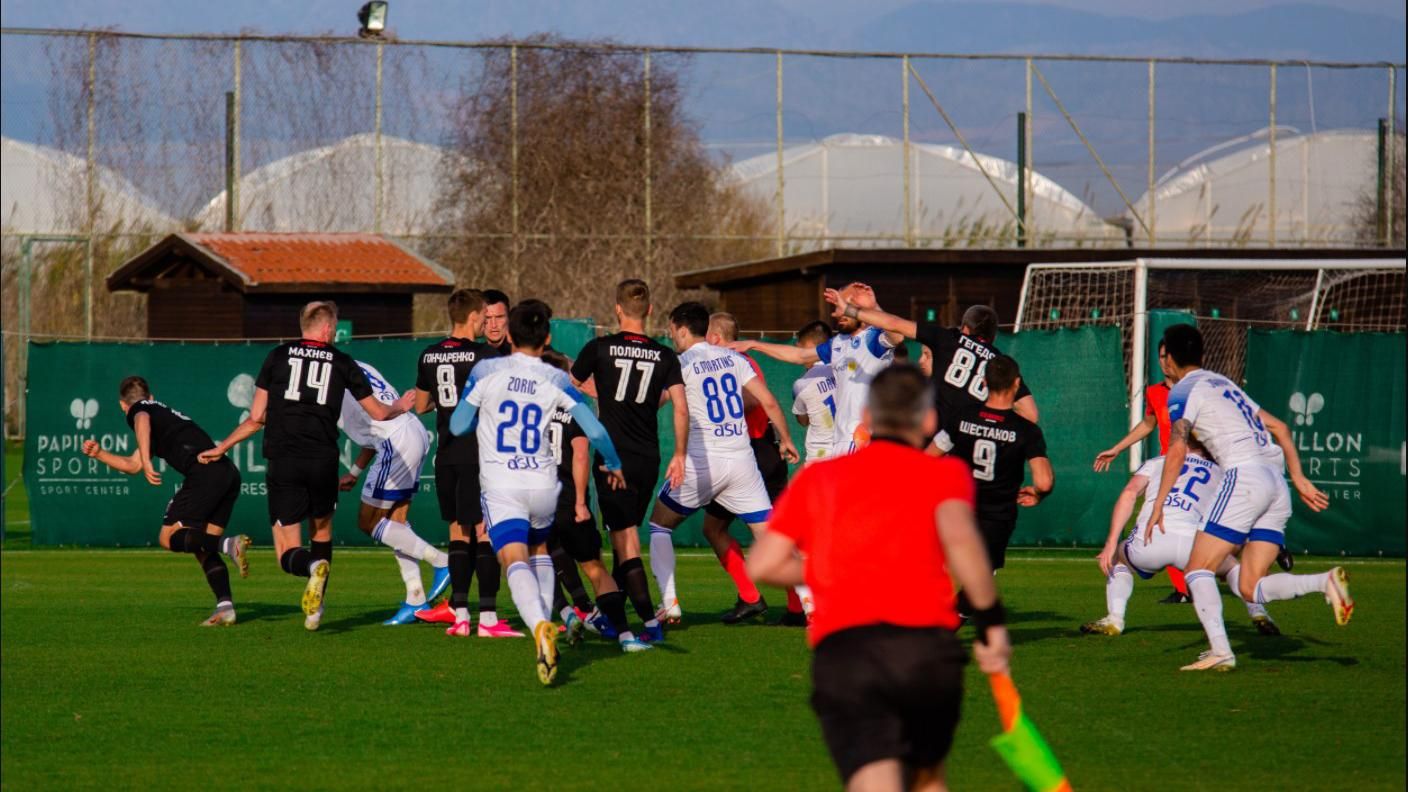 Матч рівненського Вереса на зборах закінчився масовою бійкою: відео Матч рівненського Вереса на зборах закінчився масовою бійкою: відео