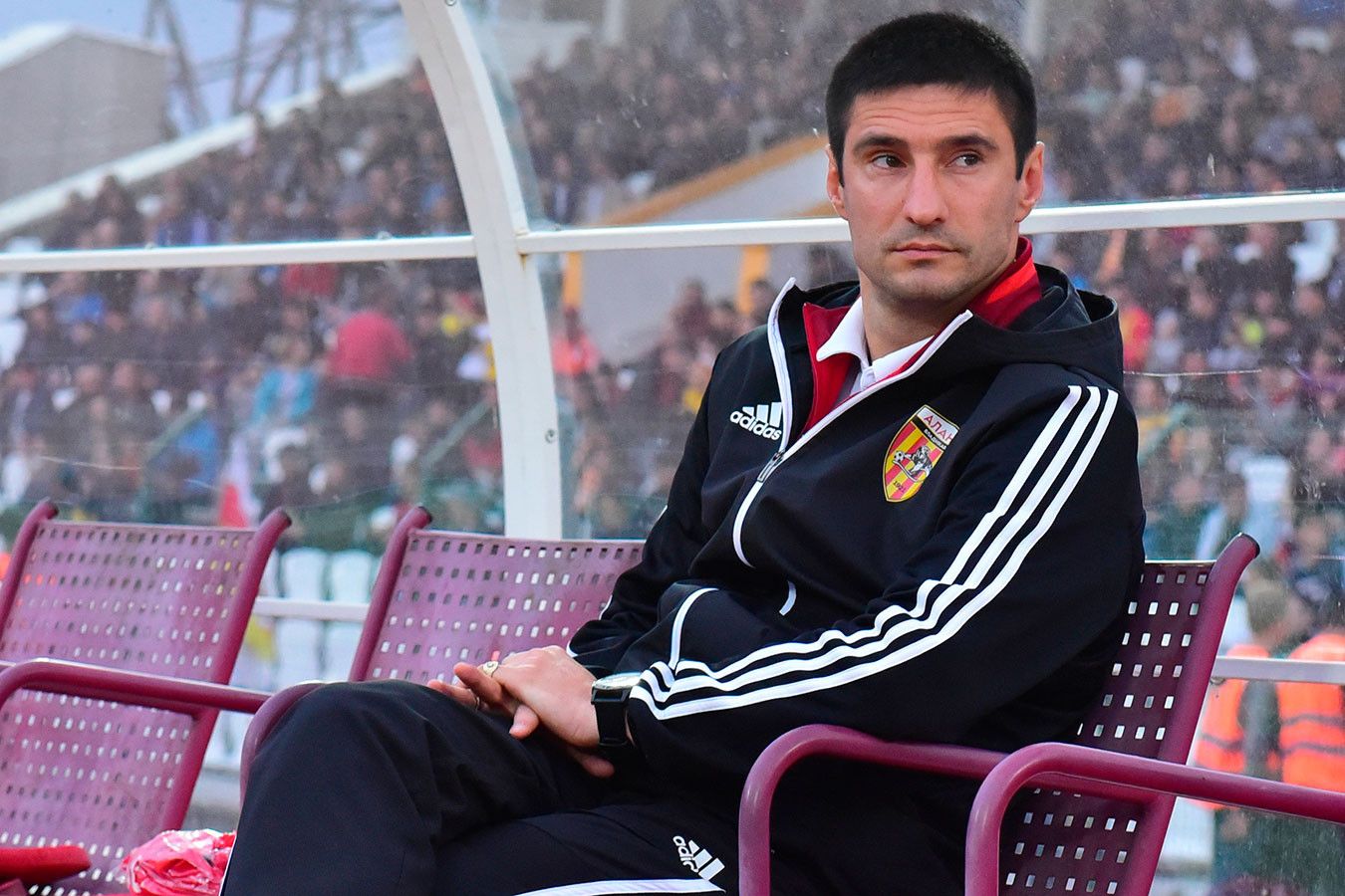 Российский тренер выбежал на поле и ударил арбитра в живот: видео массовой драки Российский тренер выбежал на поле и ударил арбитра в живот: видео массовой драки