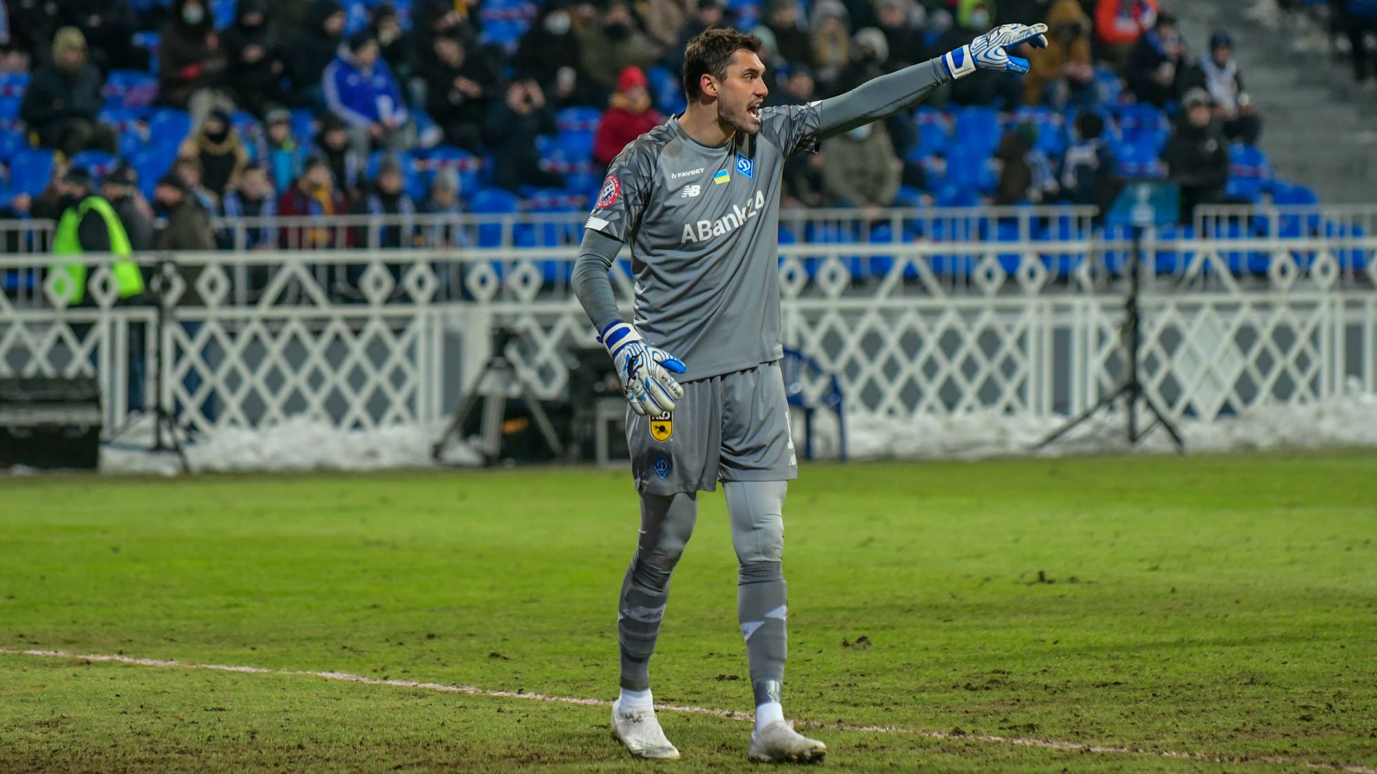 Вратарь Динамо пропустил гол, пустив мяч между ног: видео Вратарь Динамо пропустил гол, пустив мяч между ног: видео