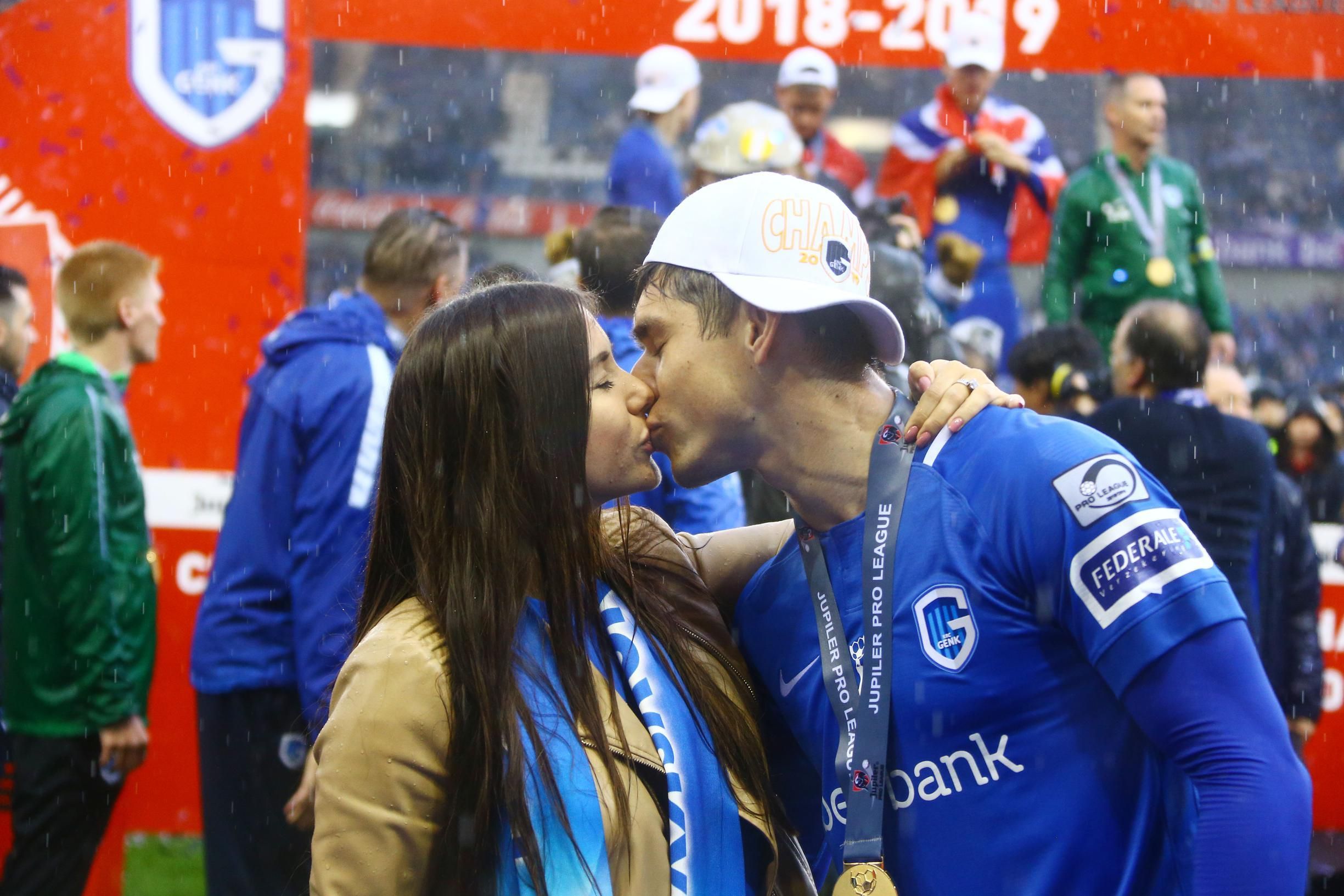 Любовь всей жизни: как жена Малиновского отреагировала на супергол мужа – фото Любовь всей жизни: как жена Малиновского отреагировала на супергол мужа – фото