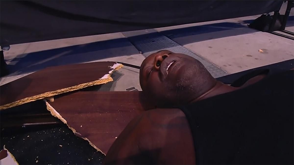Шакила О'Нила госпитализировали после реслинг-шоу: он выпал из ринга и сломал собой стол – видео
