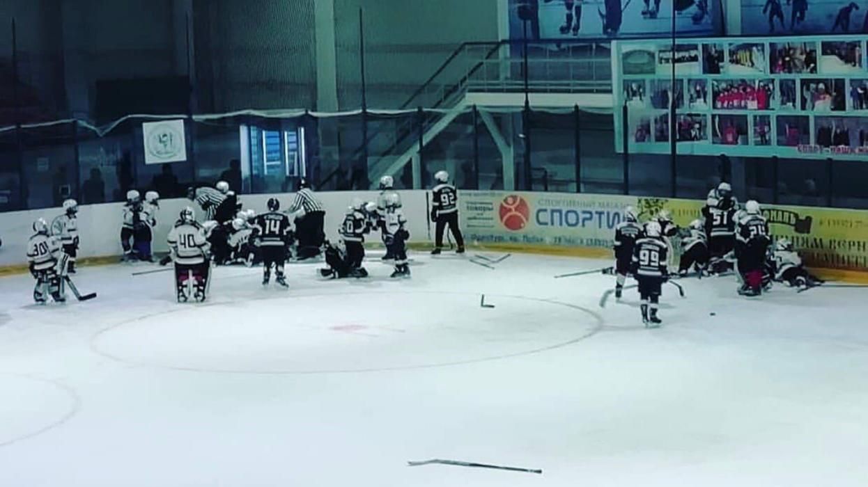 У Росії 10-річні хокеїсти влаштували масову бійку: відео У Росії 10-річні хокеїсти влаштували масову бійку: відео