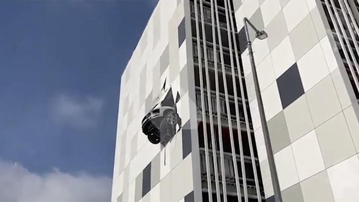 Российский хоккеист на Porsche пробил стену парковки на третьем этаже – курьезное видео