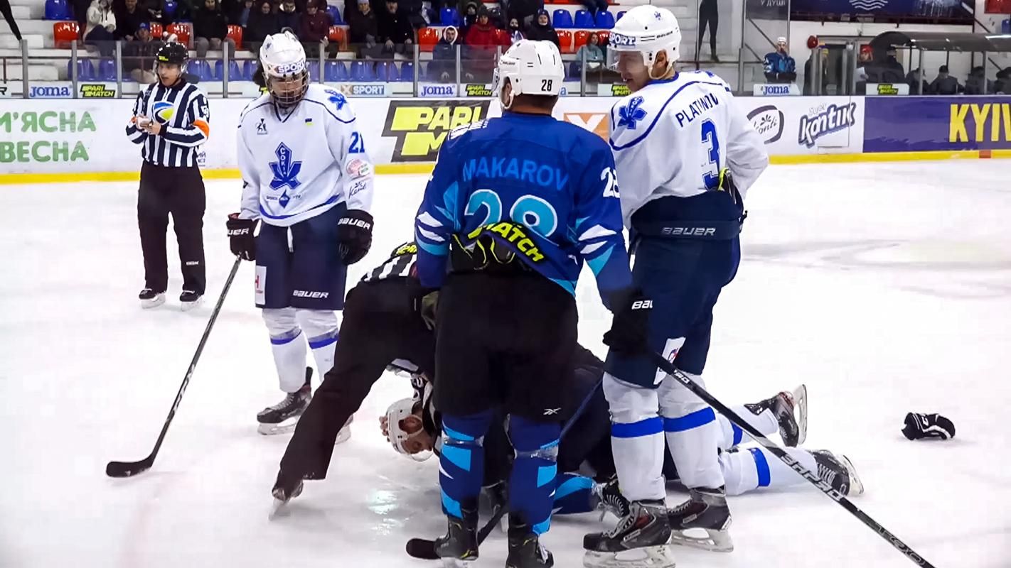 Українські хокеїсти влаштували масову бійку під час матчу: відео Українські хокеїсти влаштували масову бійку під час матчу: відео