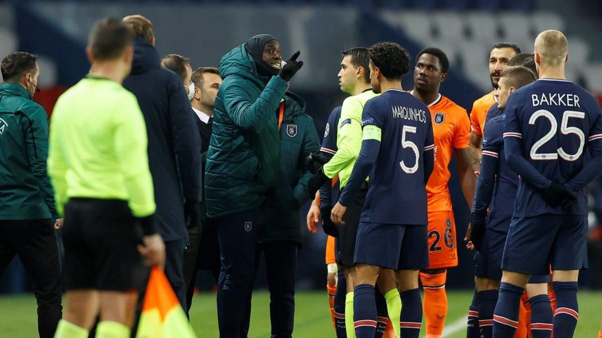 УЕФА дисквалифицировал судью матча ПСЖ – Истанбул за расизм: он называл тренера "черным" УЕФА дисквалифицировал судью матча ПСЖ – Истанбул за расизм: он называл тренера "черным"