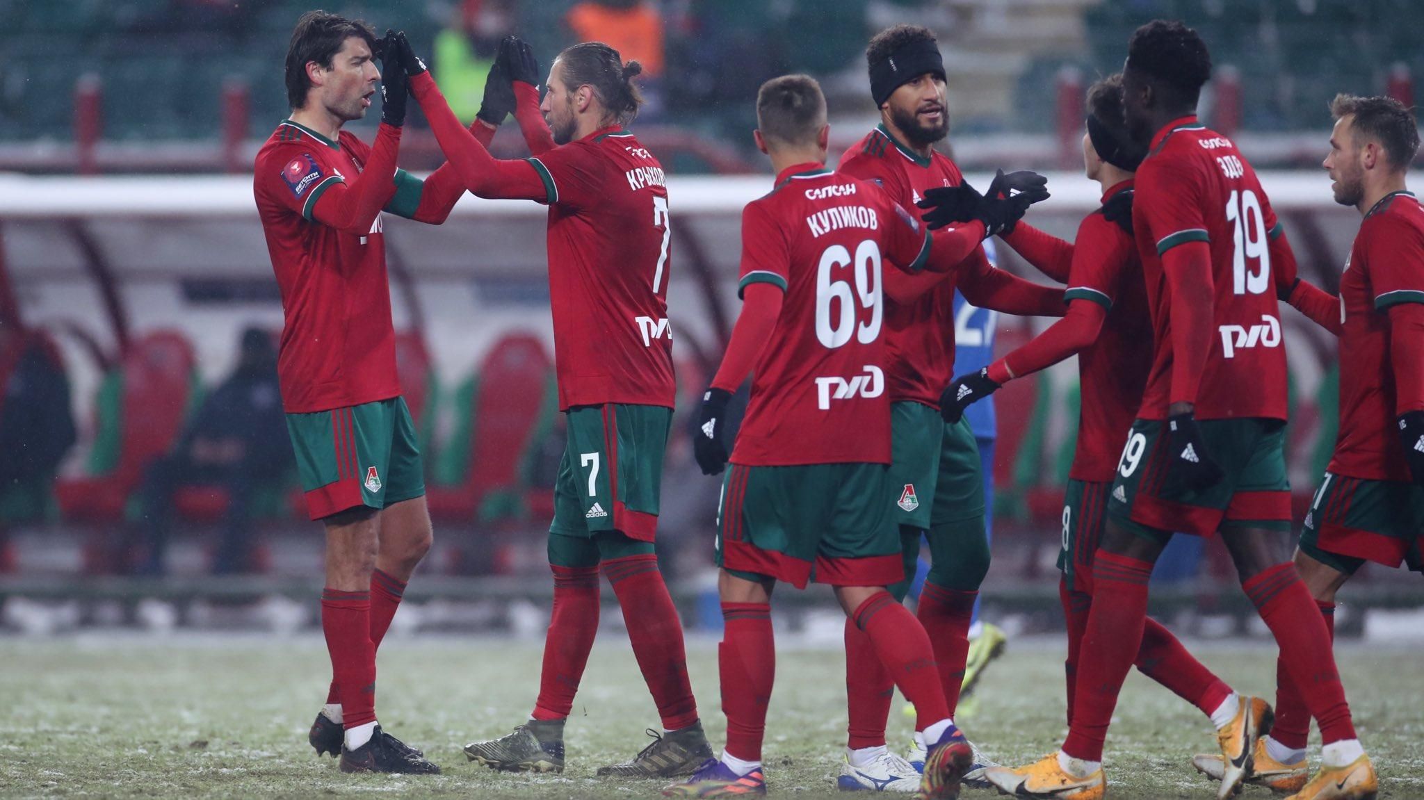 20 працівників російського клубу звільнили після фото в футболках з матом 20 працівників російського клубу звільнили після фото в футболках з матом