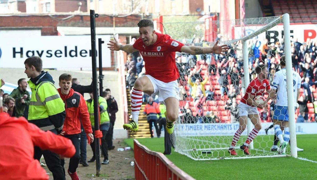 В Англии игроки головой сыграли в волейбол на футбольном поле – видео В Англии игроки головой сыграли в волейбол на футбольном поле – видео