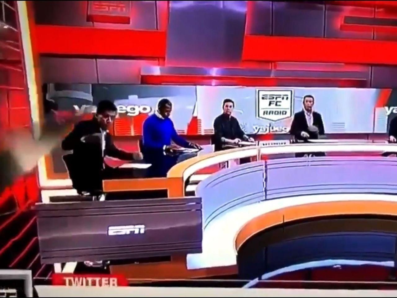 На спортивного екперта під час прямого ефіру звалився екран - відео На спортивного екперта під час прямого ефіру звалився екран - відео