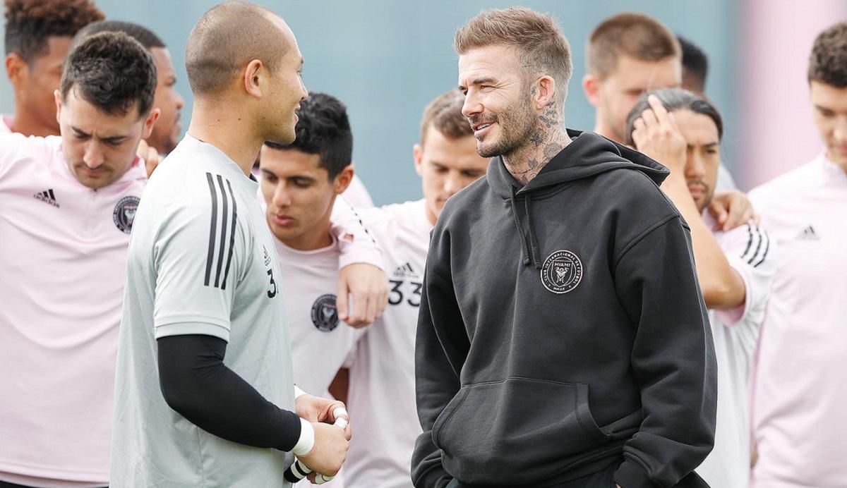 Как Бекхэм роскошным дальним ударом попал в перекладину – видео Как Бекхэм роскошным дальним ударом попал в перекладину – видео