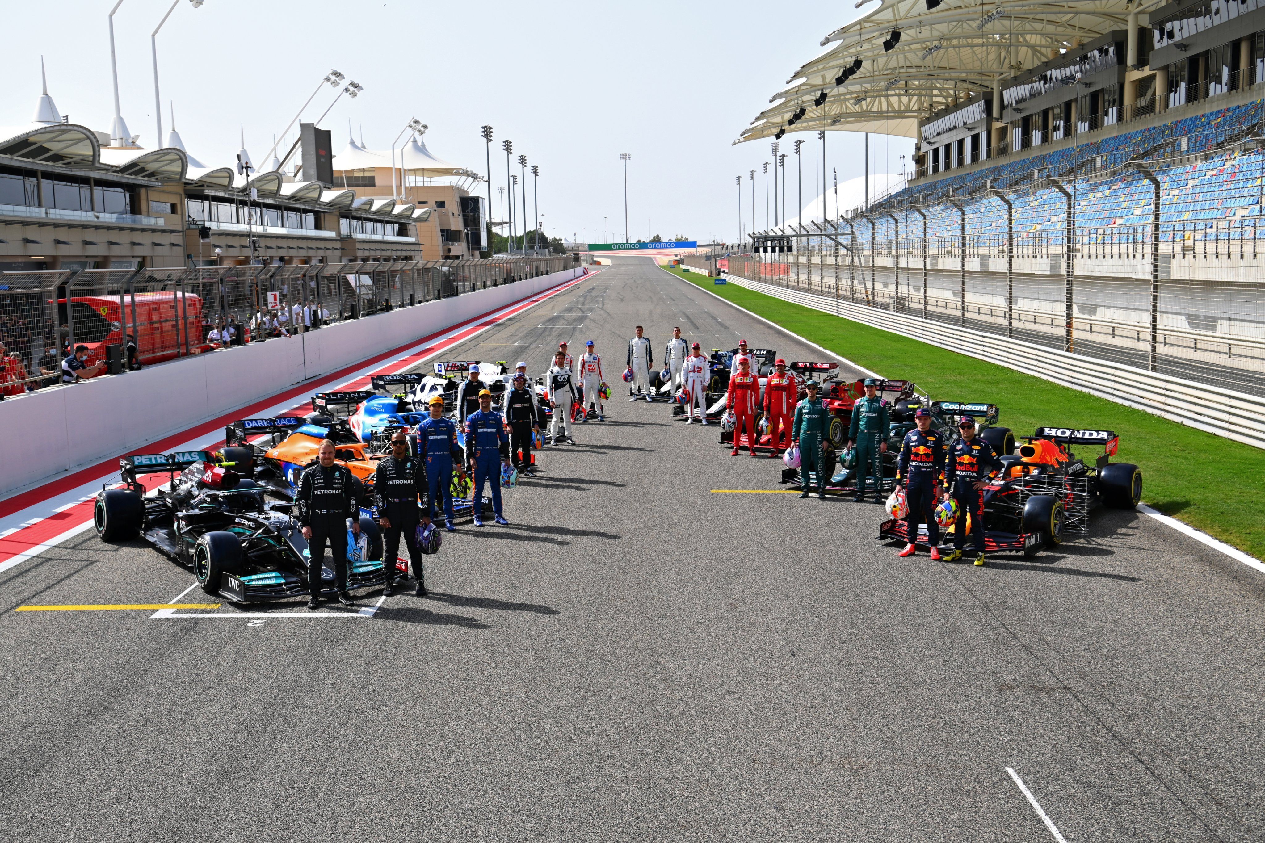 Все команды Формулы 1 представили ливрее на сезон-2021: фото и видео