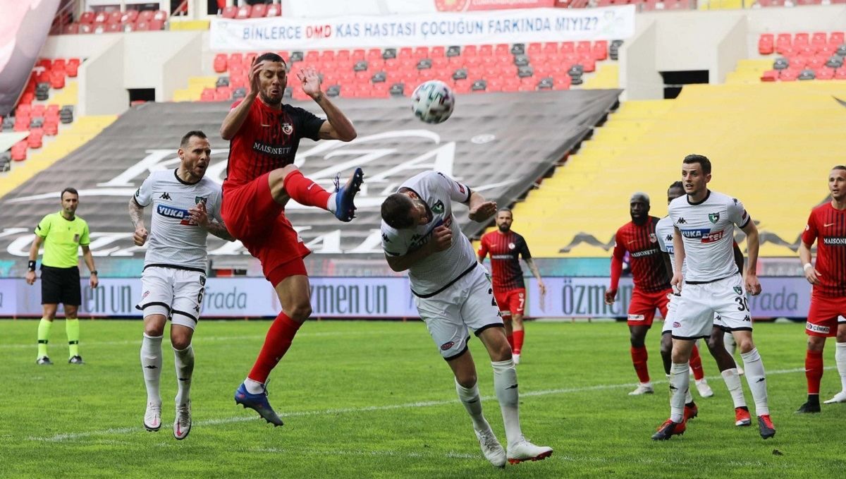 Жуткий фол, который едва не привел к смерти футболиста – видео Жуткий фол, который едва не привел к смерти футболиста – видео