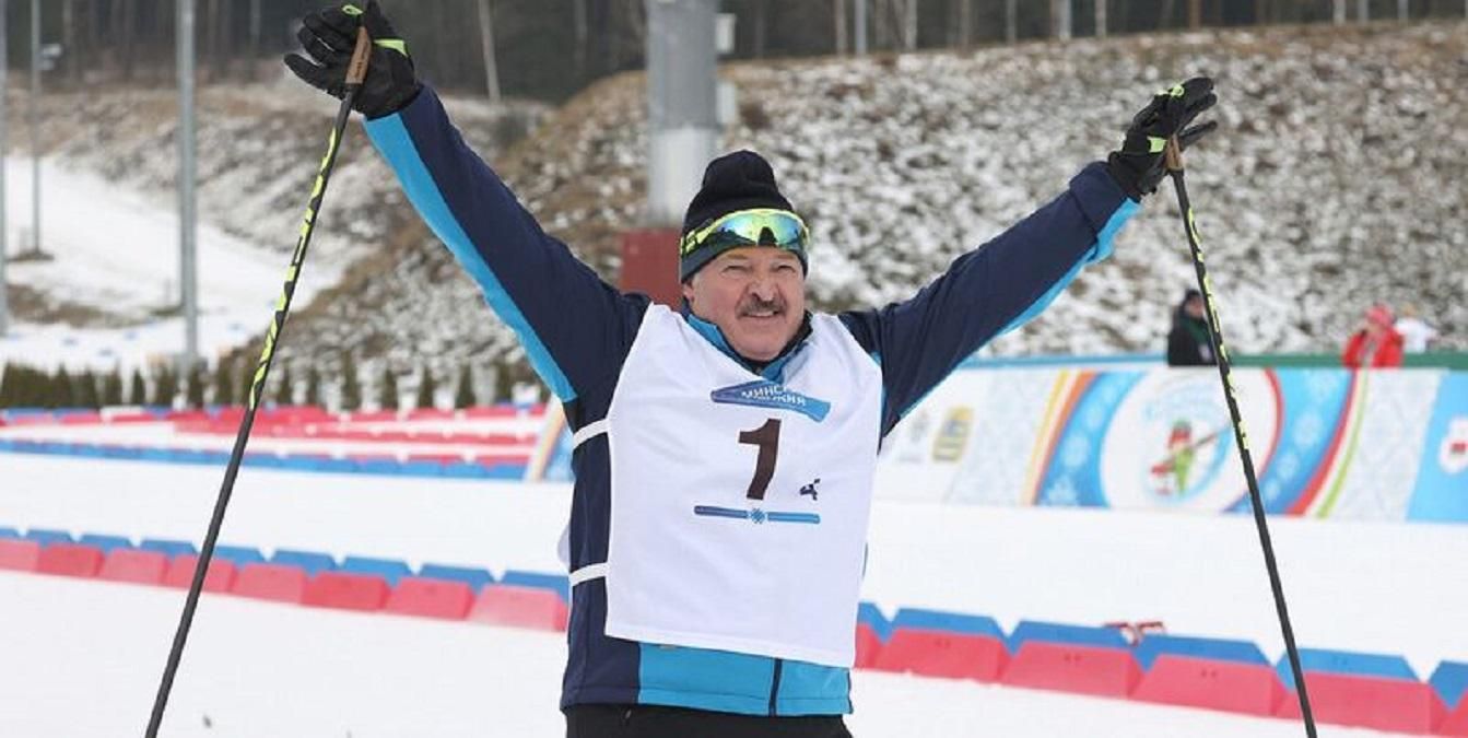 Соперник Лукашенко случайно падал на финише в лыжной гонци – видео
