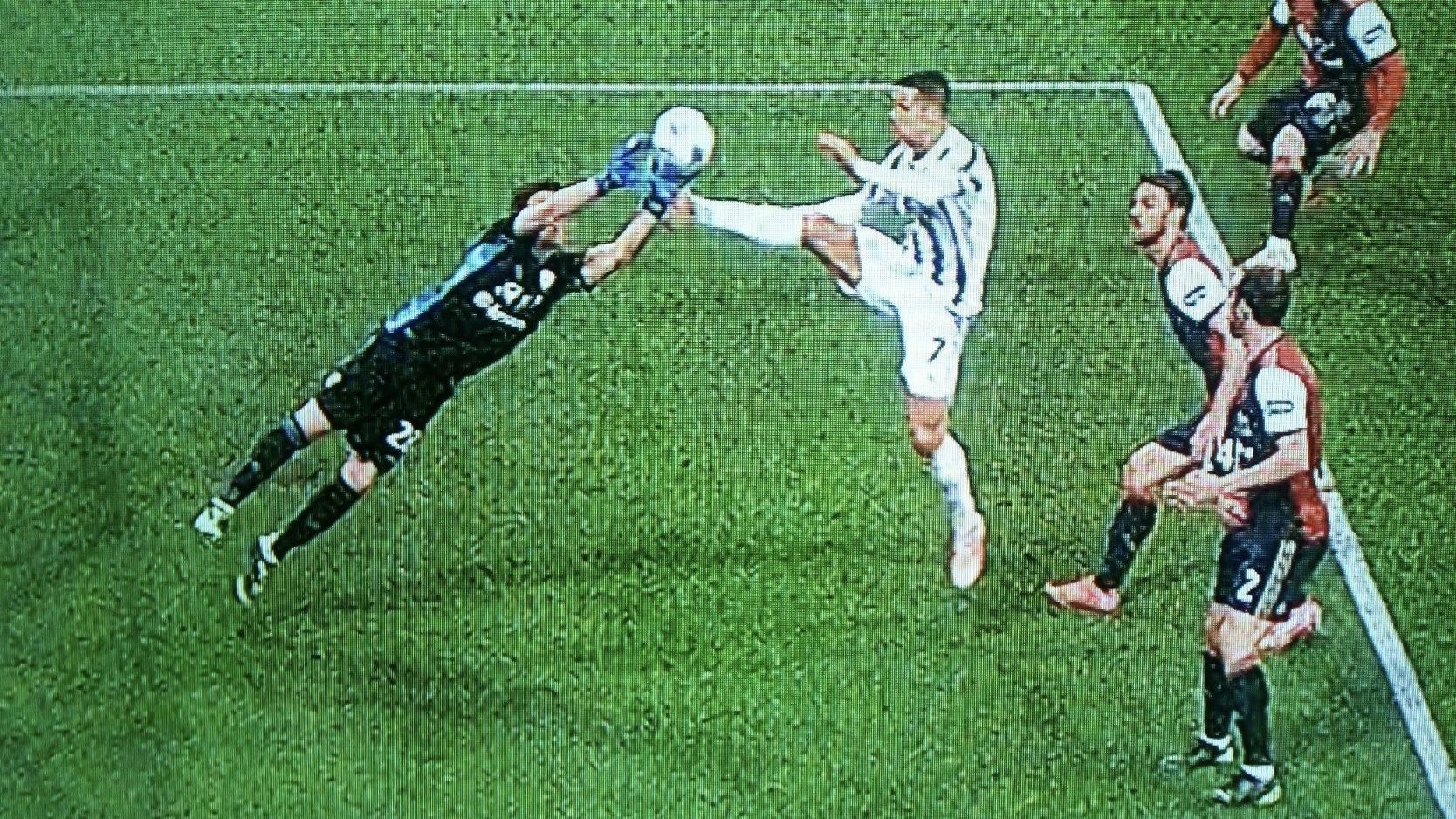 Роналду шипами влетів в обличчя воротаря: відео грубого фолу, за який він не отримав вилучення Роналду шипами влетів в обличчя воротаря: відео грубого фолу, за який він не отримав вилучення