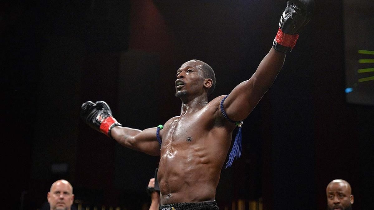 Американець смертельним ударом торнадо нокаутував суперника – відео Американець смертельним ударом торнадо нокаутував суперника – відео