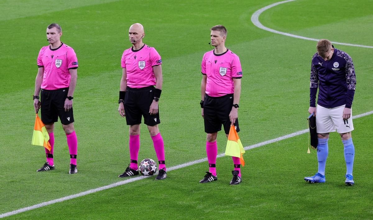 Російський арбітр не встав на коліно на підтримку BLM перед ЛЧ Російський арбітр не встав на коліно на підтримку BLM перед ЛЧ