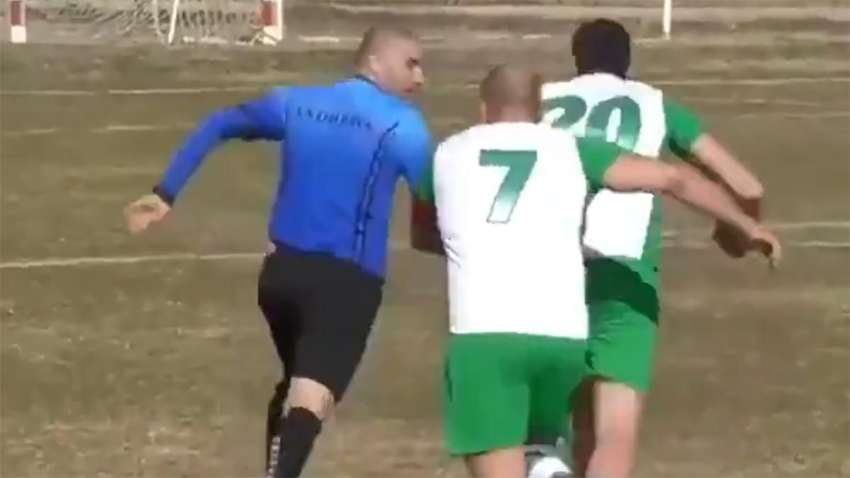 Арбітр у Болгарії втікав від футболістів, які вирішили його побити: відео
