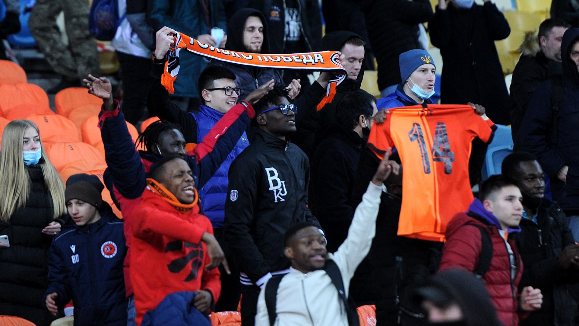 В Киеве ограничили доступ фанатов на футбольные матчи В Киеве ограничили доступ фанатов на футбольные матчи