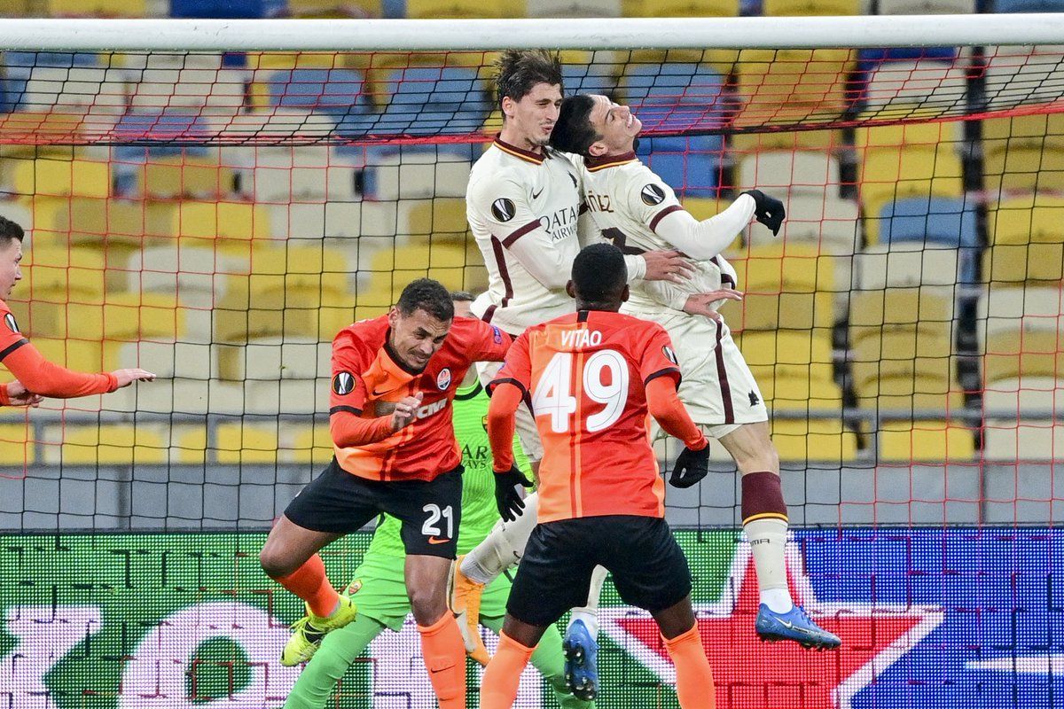 В матче Шахтер – Рома футболист потерял память после жуткого столкновения В матче Шахтер – Рома футболист потерял память после жуткого столкновения