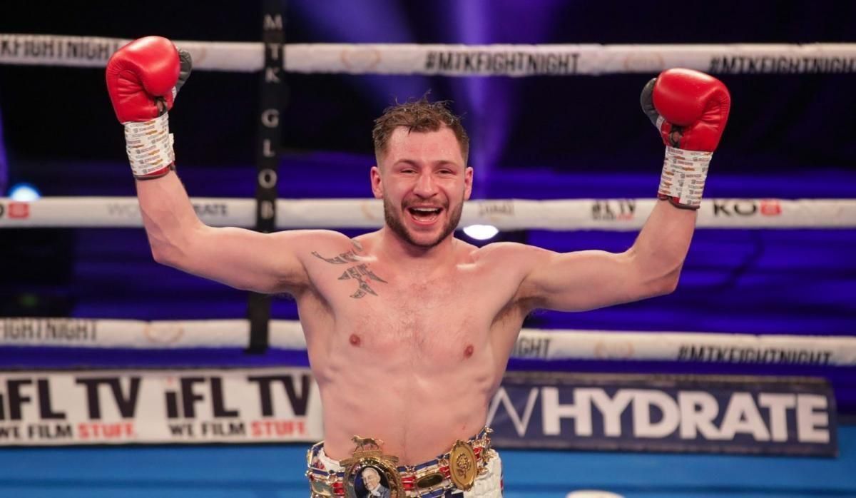 Ударом со спины: британский боксер скандально нокаутировал соперника – видео Ударом со спины: британский боксер скандально нокаутировал соперника – видео