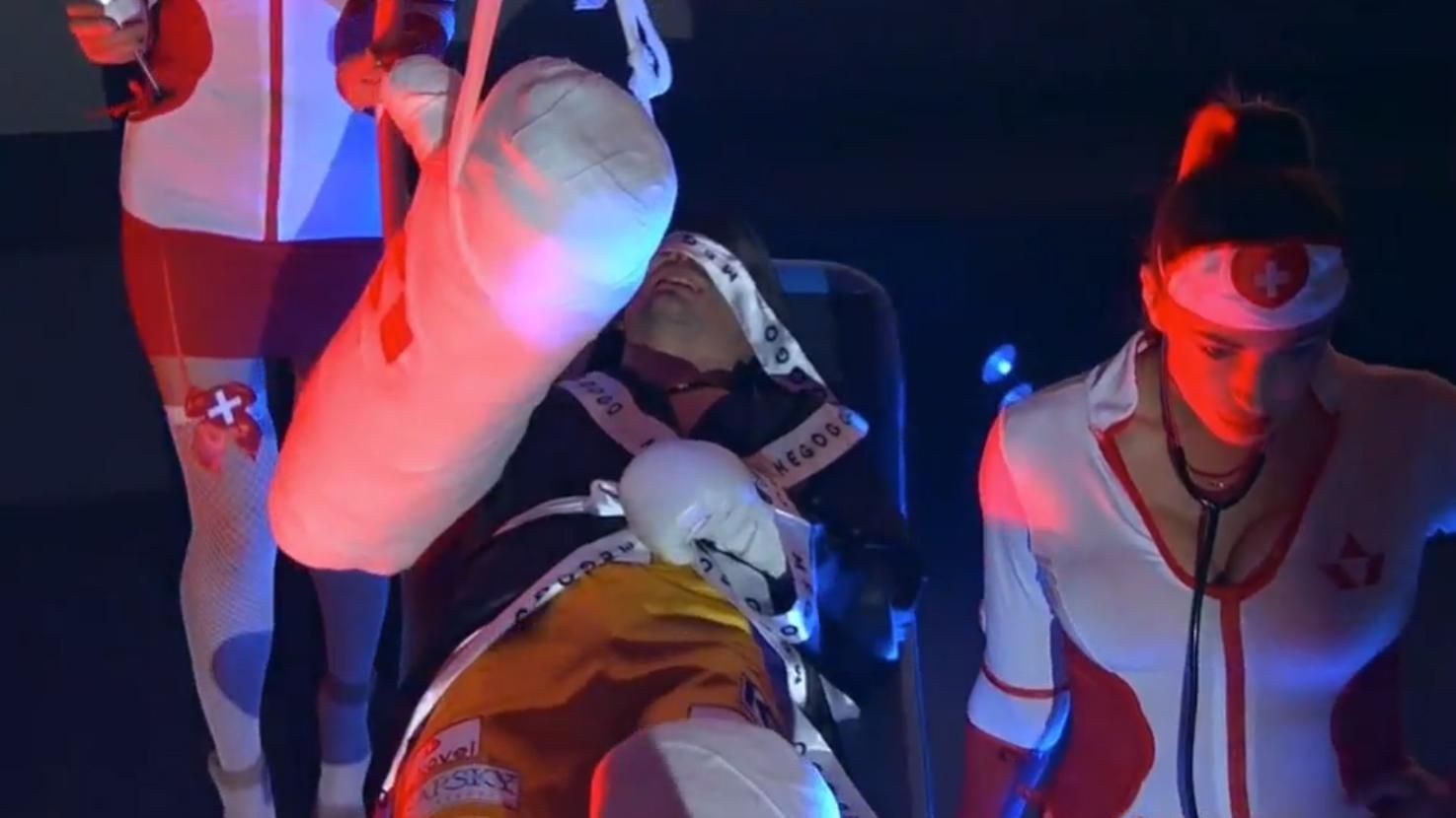 Берінчика винесли на бій проти Санчеса у гіпсі: відео ефектної появи боксера