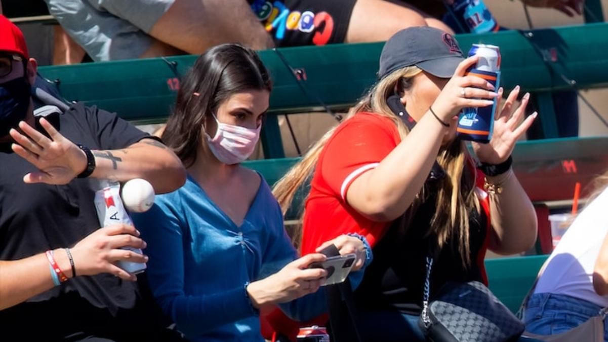 М'яч влучив в пиво фанату на трибунах, як вибачення від клубу він отримав цінний подарунок М'яч влучив в пиво фанату на трибунах, як вибачення від клубу він отримав цінний подарунок