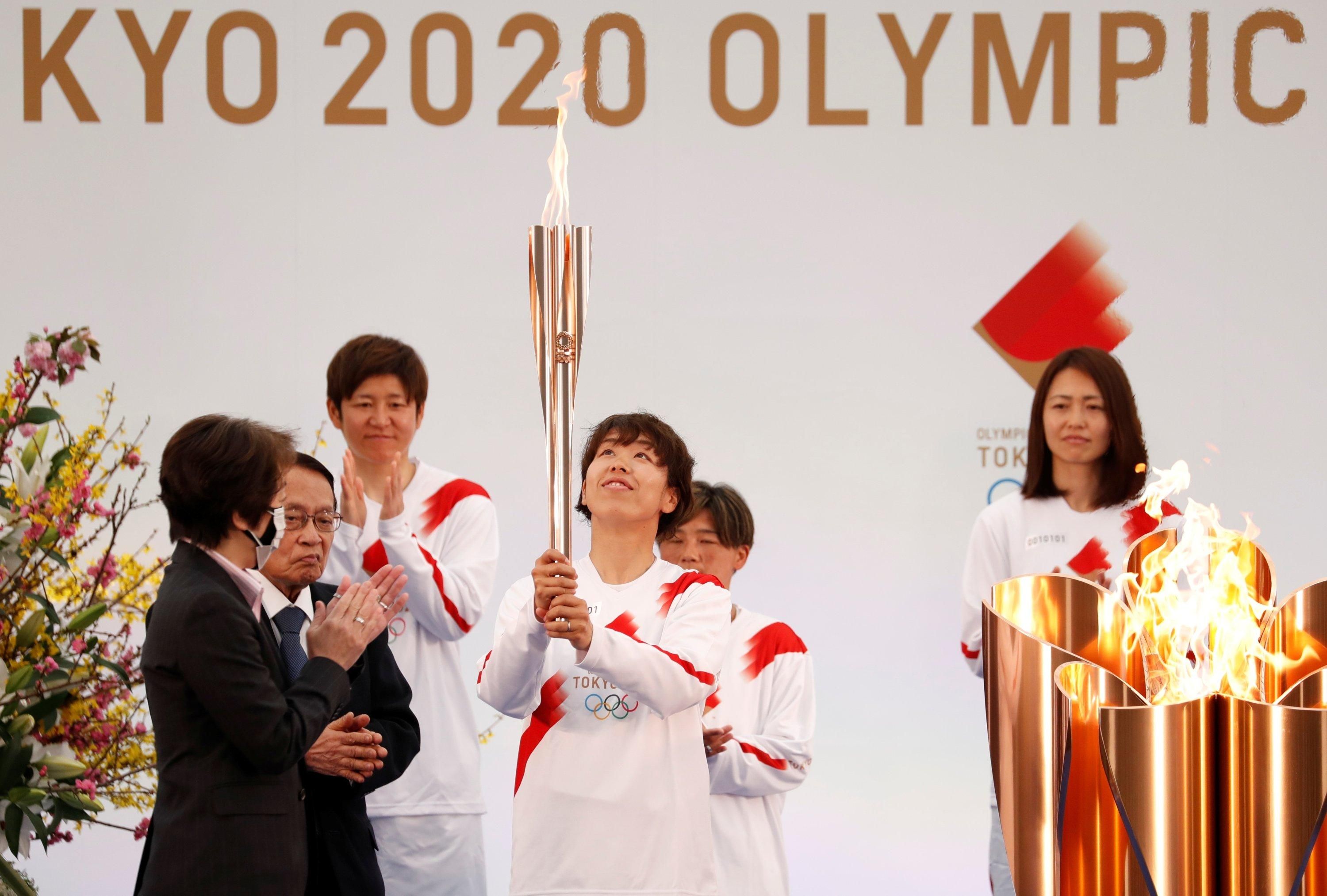 В Японии стартовала эстафета олимпийского огня: без казусов не вышло