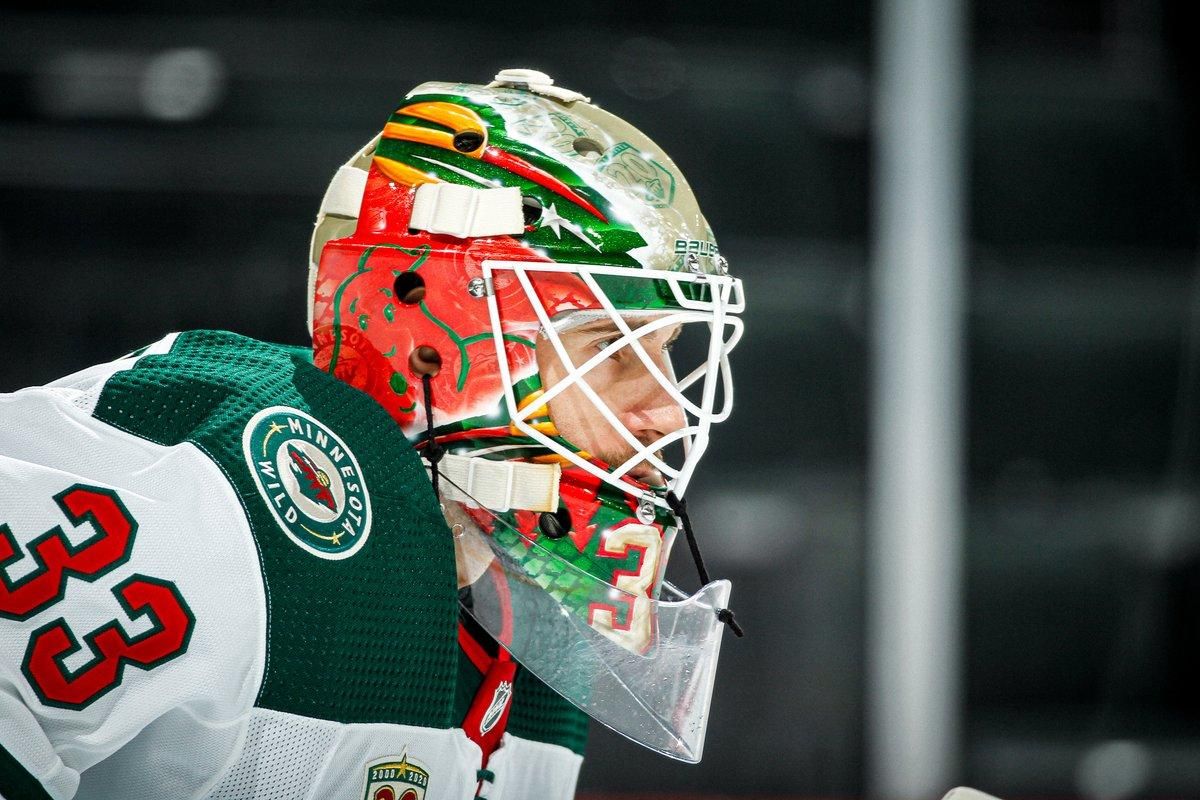 Шайба дивом застрягла у масці голкіпера після потужного кидка: відео Шайба дивом застрягла у масці голкіпера після потужного кидка: відео