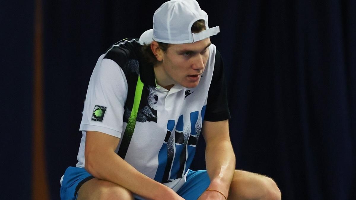 19-летний теннисист потерял сознание во время матча в Майами – видео 19-летний теннисист потерял сознание во время матча в Майами – видео