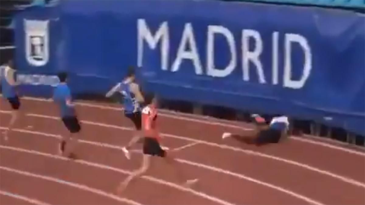 Спринтер виграв забіг і провалився під трибуни: відео Спринтер виграв забіг і провалився під трибуни: відео