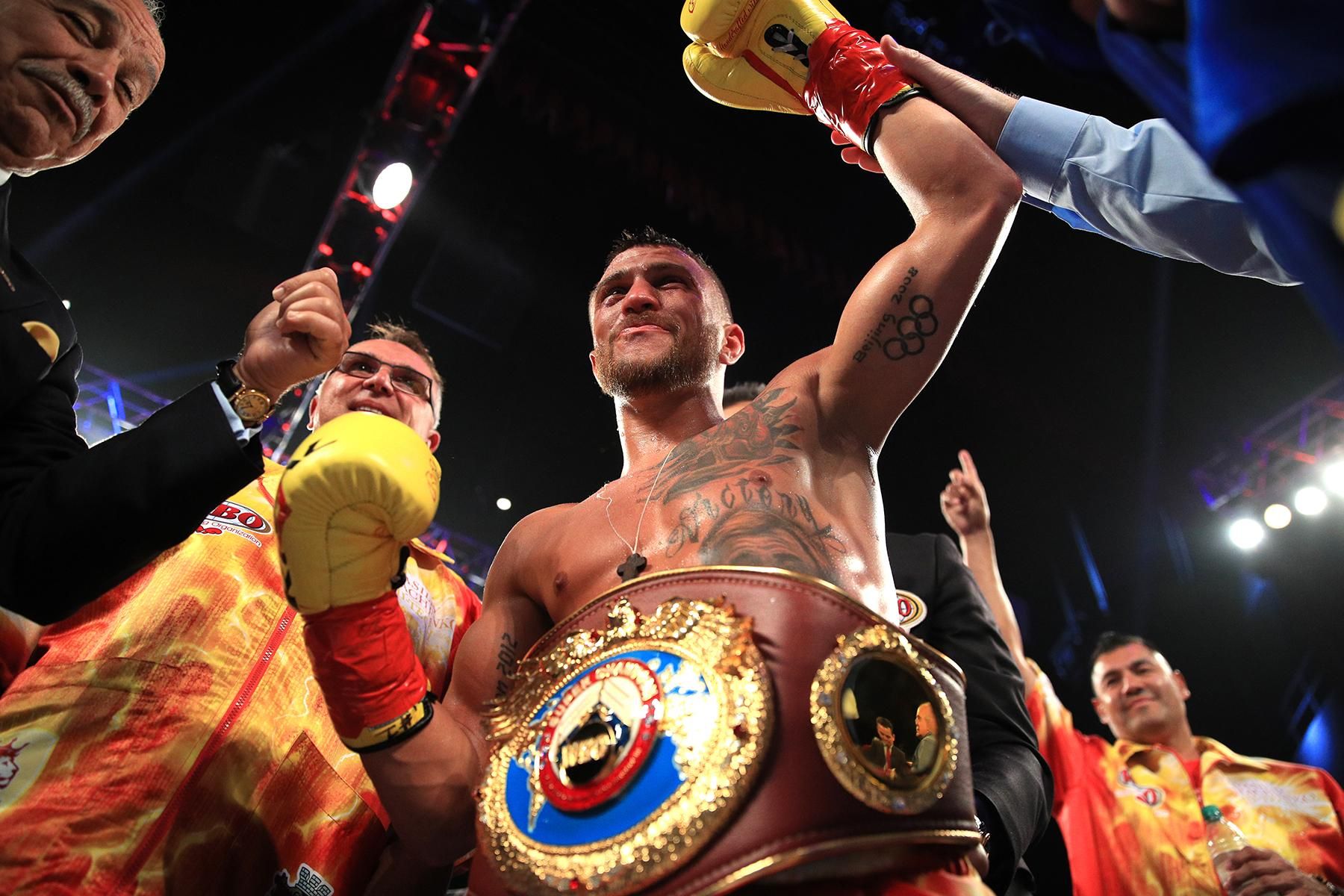 Пляжный сезон открыт: Ломаченко искупался в Черном море – видео Пляжный сезон открыт: Ломаченко искупался в Черном море – видео