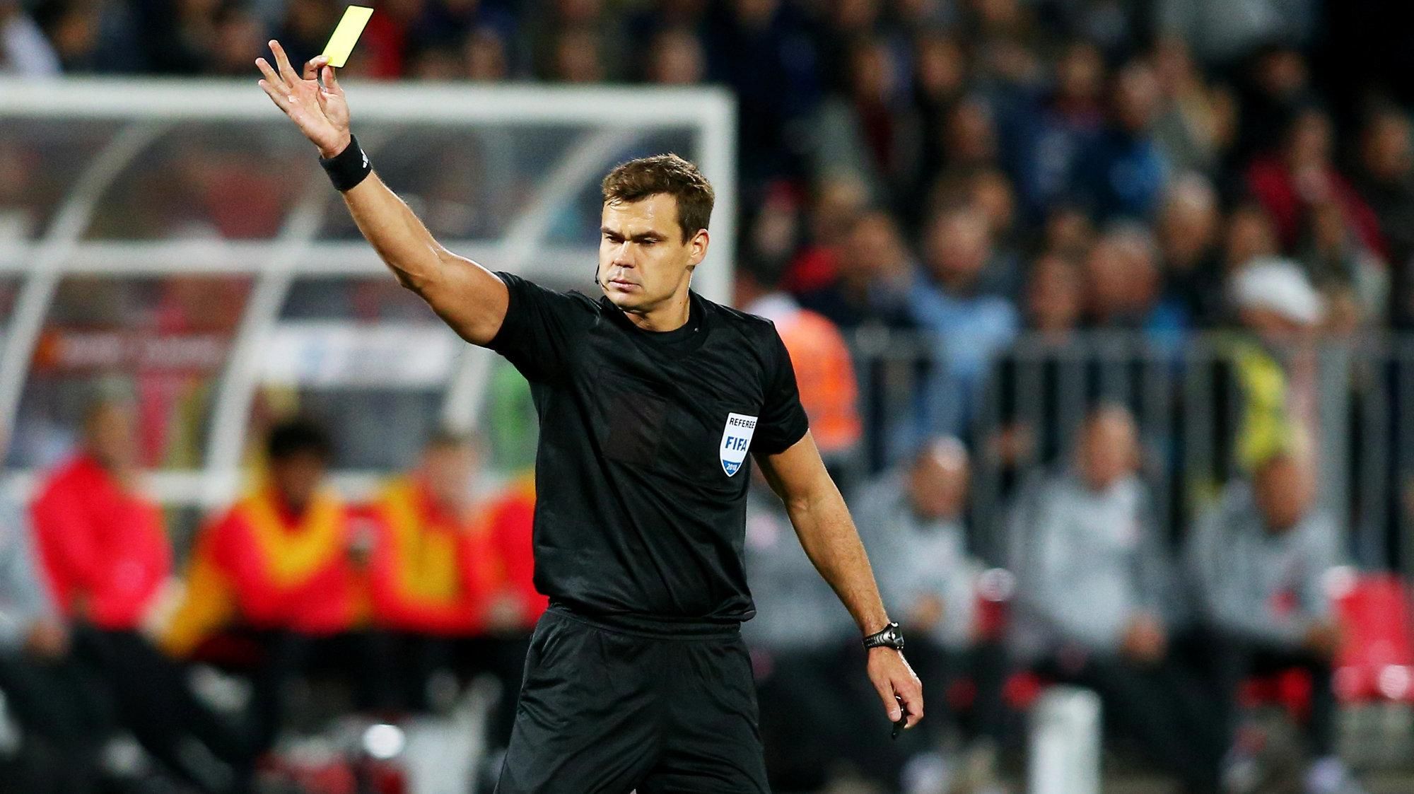 В России – истерика: арбитр из РФ встал на колено в поддержку борьбы против расизма В России – истерика: арбитр из РФ встал на колено в поддержку борьбы против расизма