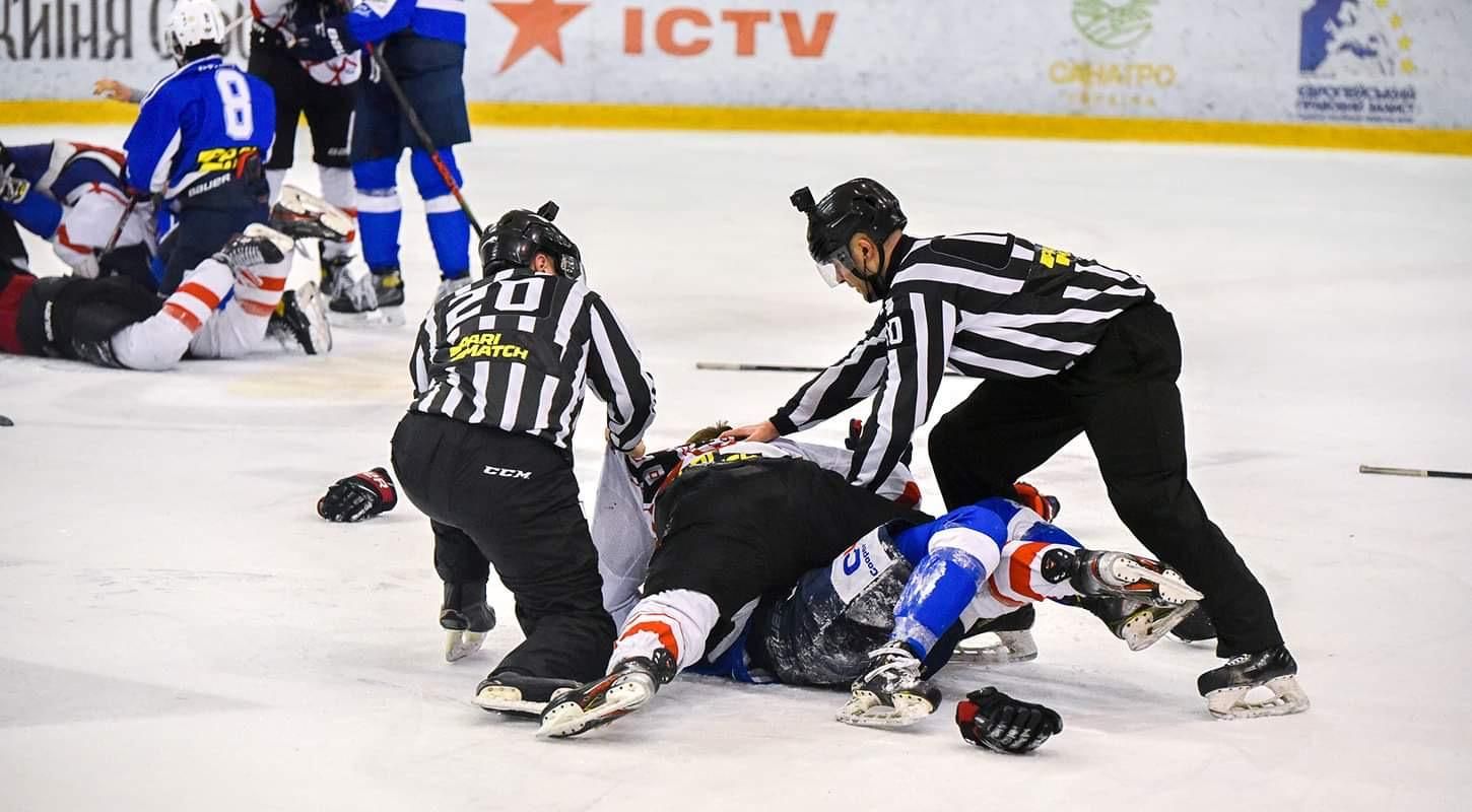 Хокеїсти Сокола та Маріуполя влаштували масову бійку за 31 секунду до кінця матчу: відео